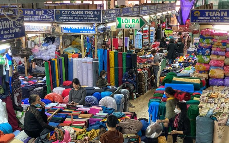 Nhập sỉ hàng tại chợ đầu mối bên Việt Nam